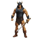 CONAN REAVER OF THE BLACK COASTS CONAN EL BÁRBARO EPIC H.A.C.K.S. FIGURA. El nombre de Conan resuena desde los brumosos riscos de su Cimmeria natal hasta las lejanas curvas de la Tierra. Si bien su fuerza física y sus rápidos reflejos lo convierten en un guerrero formidable, su sabiduría y astucia rivalizan incluso con sus enemigos más sofisticados. La huida de Conan de la ley en Argos y su consiguiente salto a bordo de una galera que zarpaba, un acto impulsado por la desesperación y la voluntad de sobrevivir. Esta decisión impulsiva lo lleva directamente al camino de Belit, la formidable y enigmática «Reina de la Costa Negra». Este encuentro no es solo un choque de espadas, sino de almas; dos fuerzas formidables que reconocen un espíritu afín en el otro. Belit, con su presencia imponente y su apasionada declaración: «Soy Belit, reina de la costa negra. Oh, tigre del Norte... ¡sé mi rey!», ofrece a Conan no solo una alianza, sino una posición de igualdad en su mundo de piratería y aventura. Esta representación a escala 1:12 está diseñada para mostrar la huida de Conan de la corte de Argos, su etapa como saqueador a bordo del Tigress y, finalmente, la muerte de su amada Bêlit. Incluye: 2 retratos, cabello con casco, cabello, cota de malla, hacha de doble filo, zweihander, espada de armas, vaina de espada, escudo con tachuelas, brazales con cresta de león, brazales de bronce, cinturón blindado forrado de piel, 3 juegos de manos.