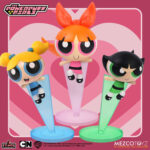 THE POWERPUFF GIRLS 5 POINTS SET (4) MEZCO TOYS. La ciudad de Townsville está bajo ataque, pero las Chicas Superpoderosas de 5 Puntos están aquí para salvar el día… ¡siempre y cuando regresen antes del toque de queda! Este set de lujo incluye a Blossom, Bubbles, Buttercup y su archienemigo Mojo Jojo.  Directamente de la popular serie de Cartoon Network, estos pequeños héroes luchan contra el crimen, el caos y cualquier obstáculo con encanto, inteligencia y un toque de magia de la Sustancia X. Cada figura viene empaquetada individualmente en un blíster de estilo retro, ideal para exhibir.