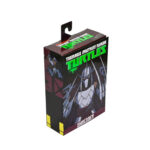 ULTIMATE SHREDDER TEENAGE MUTANT NINJA TURTLES (2012). En la serie animada Teenage Mutant Ninja Turtles de 2012, Shredder es el enemigo más formidable de las Tortugas Ninja. Su presencia eleva instantáneamente el nivel de tensión. Calculador, despiadado e impulsado por la venganza, marca la tensión de la serie cada vez que aparece en escena. A lo largo de la serie, Shredder actúa como un estratega implacable cuyo objetivo es destruir a Splinter y a sus alumnos. Su obsesión alimenta algunas de las batallas más intensas de la serie. A través de la manipulación, los duelos brutales y las alianzas inestables, sigue siendo una fuerza imparable. La figura captura con precisión su aspecto de 2012: armadura angular plateada, guanteletes con largas espadas, grebas pesadas y un casco con cuernos afilados. Una capa negra realza su imponente silueta. Los accesorios incluyen múltiples espadas intercambiables, manos adicionales, una cabeza alternativa sin máscara y una criatura Krang rosa sacada directamente de los dibujos animados. Los detalles nítidos resaltan la armadura metálica, el esculpido limpio, las articulaciones discretas y los accesorios a escala. Con 18 cm de altura, la figura ofrece una articulación sólida, perfecta para recrear los momentos icónicos de Shredder.