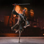 ULTIMATE FOOT SOLDIER TEENAGE MUTANT NINJA TURTLES (2012). En la serie animada Teenage Mutant Ninja Turtles de 2012, los soldados Foot representan la amenaza silenciosa y persistente del clan Foot. Siempre presentes en las sombras, operan en grupos, siguen órdenes sin dudar y empujan constantemente a las Tortugas hasta sus límites. Su papel enfatiza la estricta disciplina del clan. Ya sea en emboscadas, persecuciones o batallas coordinadas, los soldados Foot siguen siendo oponentes implacables que aumentan la tensión de cada encuentro. La figura recrea su aspecto alto y esbelto: traje negro, extremidades angulosas, máscara oscura con ojos rojos y la característica cinta roja en la cabeza. El set incluye una amplia gama de armas, como guadañas, una maza con púas, una lanza, una katana y otros accesorios fieles a la serie. Las múltiples manos intercambiables y una cabeza alternativa ofrecen una gran flexibilidad a la hora de colocar la figura. Los detalles nítidos destacan en las texturas del traje, las proporciones estilizadas, la pintura limpia y los accesorios bien elaborados. Con 18 cm de altura, la figura ofrece una articulación sólida para poses sigilosas o centradas en la acción inspiradas en los dibujos animados.