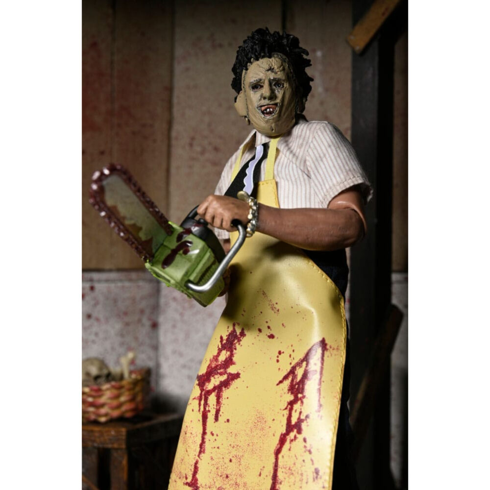 Leatherface clothed the texas chainsaw massacre. En la matanza de texas, leatherface provoca una sensación inmediata de terror. Callado, impredecible y siempre oculto tras su máscara, encarna el peligro en estado puro y contribuye a crear la atmósfera opresiva de la película. Su papel sigue la trayectoria de un personaje aterrador e inolvidable. Atrapado en una familia desquiciada e impulsado por impulsos violentos, leatherface ataca sin una lógica clara, lo que hace que cada una de sus apariciones resulte aún más inquietante. La figura refleja su aspecto característico: máscara cosida, camisa a rayas claras, corbata oscura y un gran delantal amarillo marcado con manchas rojas. Su despeinado cabello negro, sus pantalones oscuros y sus zapatos resistentes están fielmente recreados. Las imágenes muestran múltiples accesorios, incluyendo un martillo y una motosierra. La ropa de tela típica de la línea clothed de neca añade realismo. Los detalles nítidos destacan en la textura del delantal, la escultura de la máscara, los pliegues de la ropa y los accesorios de buen tamaño. Con una altura de 20 cm, la figura tiene una sólida presencia en la estantería y se puede colocar con diferentes accesorios.