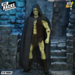 FRANKENSTEIN’S MONSTER: UNDEAD CREATURE EPIC H.A.C.K.S. 1/12. Epic H.A.C.K.S. es una línea de figuras de acción a escala 1:12 con más de 30 puntos de articulación y montones de piezas intercambiables. Creatures Wave 1 consta de dos increíbles figuras de diferentes épocas. Cada una de ellas se puede personalizar con otros productos Epic H.A.C.K.S. para HACKear tu colección. En la legendaria historia de Mary Shelley, el poderoso monstruo es una creación de Víctor Frankenstein, que soñaba con crear vida a partir de una variedad de partes del cuerpo y la aplicación de electricidad. Tras acechar a su creador por toda Europa, su batalla terminó en los desiertos árticos con la muerte de Frankenstein. Las actividades posteriores del monstruo son objeto de rumores y leyendas. Esta enorme figura de 19 cm incluye tres cabezas intercambiables, tres pares de manos intercambiables, un rifle, tres pistolas de chispa, un chaleco de piel, una bandolera, vendas para las piernas, dos juegos de pies intercambiables, el diario de Frankenstein y una capa de tela.