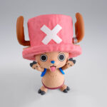 TONY TONY CHOPPER DRUM ISLAND ONE PIECE SH FIGUARTS. En el colorido mundo de One Piece, la tripulación del Sombrero de Paja cuenta con un reno muy especial: Tony Tony Chopper. El médico del barco comió la fruta Humano-Humano (Hito Hito no Mi), lo que le otorgó inteligencia y habla similares a las de los humanos, además de la capacidad de cambiar de forma. Su primera aparición importante tiene lugar durante el arco de la Isla Drum, donde se une oficialmente a la tripulación. Esta figura muestra a Chopper con su icónico aspecto de Drum Island, fácilmente reconocible por su enorme sombrero rosa con una cruz blanca. Con sus ojos expresivos, su lengua juguetona asomando y ambos brazos levantados, desprende una energía irresistiblemente alegre. También lleva su maletín médico azul, un sutil guiño a su papel como médico de la tripulación. Fabricada en PVC, esta figura de 7 cm presenta un acabado suave con una fidelidad impresionante al manga. Desde los detalles esculpidos del pelaje hasta el sombrero de gran tamaño y las expresivas caras alternativas, cada rasgo está finamente elaborado. El set incluye múltiples placas faciales, incluida una caricatura de Usopp, para recrear escenas divertidas. Compacta y totalmente personalizable, esta pieza de S.H.Figuarts hará las delicias tanto de los coleccionistas de One Piece como de los aficionados a las figuras expresivas y llenas de vida. Con el soporte incluido y las piezas intercambiables, puedes recrear poses icónicas del anime o inventar otras nuevas.