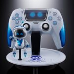 ASTRO BOT & DUAL SPEEDER CHOGOKIN.Procedente del universo del videojuego Astro Bot, este dúo de figuras destaca al adorable robot Astro y su nave espacial transformable, la Dual Speeder, ambos procedentes del universo PlayStation. Presente en la consola PS5, este juego de aventuras destaca las funcionalidades del mando DualSense en un mundo lleno de encanto, referencias y mecánicas lúdicas. Astro aparece aquí con su fiel nave, que pilota a lo largo de los niveles para explorar nuevos horizontes. Este dúo encarna la simbiosis entre una jugabilidad innovadora y un universo entrañable, al tiempo que rinde homenaje al universo tecnológico y retro de PlayStation. El pequeño robot adopta una postura alegre y dinámica, fiel a su temperamento. El mando transformado en nave presenta una estética futurista con alas desplegables, propulsores detallados y un sistema de luces LED integrado. La base circular alberga a Astro de pie y a la nave, expuesta en vuelo, para crear un efecto visual impactante y muy fiel a las imágenes del juego. Los colores blanco y azul metalizado reproducen a la perfección el diseño de la consola y del robot. El set está compuesto por ABS, PVC y metal fundido a presión, lo que garantiza un excelente resultado visual y una solidez apreciable. Las texturas metálicas y los detalles mecánicos alrededor de los propulsores y las alas están especialmente cuidados. La base con soportes incluidos permite diferentes configuraciones de exposición. Todo se entrega con pilas incluidas (3x LR44) para activar los efectos luminosos.