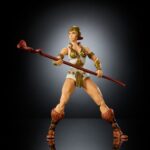 TEELA MASTERS OF THE UNIVERSE MASTERVERSE VINTAGE COLLECTION. Revive la magia de Eternia con la Figura Teela 18 cm – Masterverse Vintage Collection de Masters of the Universe (Mattel). Esta edición premium rinde homenaje al diseño clásico de los años 80, combinándolo con la calidad actual de la línea Masterverse: modelado detallado, articulación avanzada y un acabado de pintura excepcional. Perfecta tanto para fans nostálgicos como para coleccionistas modernos que buscan una figura elegante, resistente y fiel al personaje original.Gracias a su estética retro pero modernizada, la figura de Teela se convierte en una pieza destacada dentro de cualquier colección MOTU, ideal para exponer, fotografiar o recrear batallas icónicas del universo de He-Man.