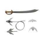 BATMAN DAMAGE (BATMAN: HUSH) DC COMICS FIGURA MAFEX. Batman es el Caballero Oscuro de DC Comics, el justiciero de Gotham City que confía en su intelecto, entrenamiento y fuerza de voluntad más que en superpoderes. Esta figura oficial de Batman (Dañado) mide unos 16 cm de altura y forma parte de la línea Miracle Action Figure (MAFEX). Producida por Medicom Toy, muestra al Caballero Oscuro en un estado «dañado por la batalla», aún listo para luchar a pesar de las marcas visibles en su traje. Detrás de la máscara, Bruce Wayne continúa su guerra contra el crimen, utilizando el miedo como arma junto con un completo arsenal de artilugios. Implacable y metódico, sigue adelante incluso cuando está herido, que es precisamente lo que evoca esta versión Damage. Las esculturas de cabeza incluidas, que van desde una mirada sombría con la boca cerrada hasta una expresión de grito y un gruñido con los dientes apretados, te permiten mostrar diferentes facetas del personaje, desde el frío estratega hasta el luchador acorralado. En cuanto al diseño, la figura luce su clásico traje gris con capucha, guantes y botas azul marino oscuro, además del emblema del murciélago en relieve en el pecho y un gran cinturón utilitario amarillo alrededor de la cintura. La capa de tela azul oscuro está deshilachada en los bordes, lo que enfatiza la sensación de «recién llegado de la batalla», mientras que un corte vendado en su brazo derecho añade un claro signo de daño. Batman viene con varios accesorios, entre los que se incluyen una espada larga con guarda dorada, proyectiles con forma de murciélago y un dispositivo de agarre con cable. Gracias a sus múltiples puntos de articulación, la figura puede colocarse en posturas de ataque, posiciones defensivas o simplemente de pie con la capa ondeando, como pieza central de tu colección DC.