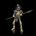 SKELETON RAIDER MYTHIC LEGIONS ALL STARS. Vikenfell, que en su día fue un próspero asentamiento en el norte del reino, es ahora un lugar maldito, acechado por los restos óseos de los despiadados saqueadores que lo habitaron. Los supervivientes que huyeron de estas tierras hacia las frías tierras de Bjorngar contaron la historia de un barco que regresó de una expedición condenada al fracaso en aguas del sur. Lo que viajaba en ese barco para ser desatado sobre Vikenfell era la mismísima muerte. Ahora que Necronominus ha regresado a Mythoss, ha comenzado la Segunda Gran Guerra. El Señor de la Muerte convoca a estos espectros para que se unan a su ejército de muertos vivientes en su marcha hacia la batalla final contra las Legiones de la Luz.