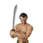 RA´S AL GHUL (BATMAN: HUSH) DC COMICS FIGURA MAFEX. En el universo DC Comics, Ra's al Ghul es el líder de la Liga de Asesinos, un extremista centenario que a menudo se enfrenta a Batman en nombre de su visión radical del mundo. Esta figura oficial de Ra's al Ghul mide unos 16 cm de altura y forma parte de la línea Miracle Action Figure (MAFEX). Fabricada por Medicom Toy, destaca su complexión de luchador esbelto y su imponente presencia, lista para un enfrentamiento. Ra's es un estratega frío dispuesto a sacrificar ciudades enteras por lo que considera el bien mayor del planeta, al tiempo que ve a Batman como un posible sucesor y como un enemigo. Su relación es una mezcla de respeto, rivalidad y conflicto constante, lo que lo convierte en uno de los enemigos más memorables del Caballero Oscuro. La figura refleja esta naturaleza con varias cabezas intercambiables que van desde un ceño fruncido hasta una expresión de grito, lo que te permite exhibirlo como el cerebro calculador o el guerrero listo para la batalla. En cuanto al diseño, la figura muestra a Ra con el torso desnudo, con músculos definidos y un sutil vello corporal esculpido en todo el torso. Lleva pantalones ajustados de color verde sujetos por un cinturón dorado, combinados con unas altas botas negras brillantes. Su cabeza presenta un cabello oscuro peinado hacia atrás con canas en las sienes, además de sus distintivas patillas y bigote que acentúan sus severas expresiones faciales. La figura viene con una larga espada plateada con una guarda dorada, y su cuerpo altamente articulado permite colocarla fácilmente en poses dinámicas de lucha con espada, manteniéndola estable en su soporte.
