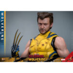 WOLVERINE (DELUXE VERSION) DEADPOOL & WOLVERINE MOVIE MASTERPIECE 1/6 HOT TOYS. Descubre esta magnífica figura Deluxe de Wolverine, de la colección Movie Masterpiece de Hot Toys. Inspirada en la película «Deadpool & Wolverine», esta pieza es una auténtica obra maestra para cualquier coleccionista de productos derivados del universo Marvel. Una fiel representación de Wolverine La figura representa a Wolverine con su icónico traje amarillo y azul, que recuerda los mejores momentos del universo X-Men. La precisión de los detalles de esta figura a escala 1/6 es simplemente impresionante. Con una altura de 31 cm, esta figura captura a la perfección el aura intimidante y el carisma de Logan, alias Wolverine. Características y accesorios Esta versión Deluxe es especialmente rica en detalles y accesorios. La figura viene con varias cabezas intercambiables, incluida una con una máscara completa y otra sin máscara con los rasgos de Hugh Jackman, el icónico actor que interpreta a Wolverine en el cine. Las cabezas cuentan con sistemas de globos oculares móviles para expresiones realistas. Además de las cabezas, esta figura incluye brazos intercambiables, garras desmontables y una armadura de combate desgastada. Los acabados de la ropa, las cicatrices y los detalles musculares son de una calidad excepcional, lo que permite a los fans recrear l Wolverine, conocido como Logan, es uno de los personajes más populares del universo Marvel. Apareció por primera vez en los cómics de la década de 1970 y rápidamente se convirtió en un miembro crucial de los X-Men. Su compleja historia, mezclada con dolor y redención, así como sus garras de adamantio y su rápido factor de curación, lo convierten en un personaje fascinante y formidable. En «Deadpool & Wolverine», Logan sigue mostrando su resistencia y valentía ante el peligro, al tiempo que aporta una profundidad emocional que conmueve a los fans de todas las edades.