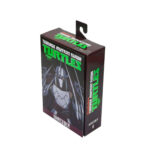 ULTIMATE SHREDDER TEENAGE MUTANT NINJA TURTLES (2012). En la serie animada Teenage Mutant Ninja Turtles de 2012, Shredder es el enemigo más formidable de las Tortugas Ninja. Su presencia eleva instantáneamente el nivel de tensión. Calculador, despiadado e impulsado por la venganza, marca la tensión de la serie cada vez que aparece en escena. A lo largo de la serie, Shredder actúa como un estratega implacable cuyo objetivo es destruir a Splinter y a sus alumnos. Su obsesión alimenta algunas de las batallas más intensas de la serie. A través de la manipulación, los duelos brutales y las alianzas inestables, sigue siendo una fuerza imparable. La figura captura con precisión su aspecto de 2012: armadura angular plateada, guanteletes con largas espadas, grebas pesadas y un casco con cuernos afilados. Una capa negra realza su imponente silueta. Los accesorios incluyen múltiples espadas intercambiables, manos adicionales, una cabeza alternativa sin máscara y una criatura Krang rosa sacada directamente de los dibujos animados. Los detalles nítidos resaltan la armadura metálica, el esculpido limpio, las articulaciones discretas y los accesorios a escala. Con 18 cm de altura, la figura ofrece una articulación sólida, perfecta para recrear los momentos icónicos de Shredder.