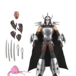 ULTIMATE SHREDDER TEENAGE MUTANT NINJA TURTLES (2012). En la serie animada Teenage Mutant Ninja Turtles de 2012, Shredder es el enemigo más formidable de las Tortugas Ninja. Su presencia eleva instantáneamente el nivel de tensión. Calculador, despiadado e impulsado por la venganza, marca la tensión de la serie cada vez que aparece en escena. A lo largo de la serie, Shredder actúa como un estratega implacable cuyo objetivo es destruir a Splinter y a sus alumnos. Su obsesión alimenta algunas de las batallas más intensas de la serie. A través de la manipulación, los duelos brutales y las alianzas inestables, sigue siendo una fuerza imparable. La figura captura con precisión su aspecto de 2012: armadura angular plateada, guanteletes con largas espadas, grebas pesadas y un casco con cuernos afilados. Una capa negra realza su imponente silueta. Los accesorios incluyen múltiples espadas intercambiables, manos adicionales, una cabeza alternativa sin máscara y una criatura Krang rosa sacada directamente de los dibujos animados. Los detalles nítidos resaltan la armadura metálica, el esculpido limpio, las articulaciones discretas y los accesorios a escala. Con 18 cm de altura, la figura ofrece una articulación sólida, perfecta para recrear los momentos icónicos de Shredder.