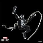 SPIDER-VENOM MARVEL LEGENDS SERIES. Hasbro incorpora a su línea Marvel Legends Series esta figura retro de Spider-Venom, inspirada en los cómics de "Spider-Man" cuando el simbionte Venom vuelve a unirse a su antiguo huésped Peter Parker. La figura mide 15 cm y ofrece más de 20 puntos de articulación para exhibirla en poses dinámicas. Incluye 4x manos alternativas (2x lanzando telarañas y 2x trepamuros), 1x cabeza alternativa y 1x cadena. Presenta un diseño detallado fiel al estilo de los cómics. Se presenta en blíster de estilo retro con arte de colección. UNIDADES LIMITADAS.