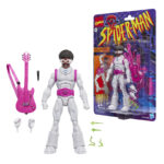 HYPNO-HUSTLER MARVEL LEGENDS SERIES. Hasbro presenta dentro de su colección Marvel Legends Series la figura retro del músico Antoine Delsoin quien actúa como el delincuente Hypno-Hustler (Buscavidas Hipnótico en España) en los cómics de "Spider-Man". Mide 15 cm y cuenta con más de 20 puntos de articulación. Incluye 2x manos intercambiables, 1x guitarra hipnótica con correa, 1x micrófono y 4x efectos musicales. Su acabado premium reproduce con precisión el extravagante estilo del personaje. Se presenta en un blíster de colección con diseño retro. UNIDADES LIMITADAS.