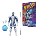 CARDIAC MARVEL LEGENDS SERIES. Hasbro añade a su línea Marvel Legends Series esta figura retro del Dr. Elias Wirtham transformado en el justiciero Cardiac, inspirada en su aparición en los cómics de "Spider-Man". Mide 15 cm y cuenta con más de 20 puntos de articulación. Incluye 2x manos intercambiables, 1x bastón Beta y 2x efectos de combate. Su diseño premium refleja el característico traje tecnológico del personaje. Se presenta en embalaje tipo blíster con estética clásica. UNIDADES LIMITADAS.