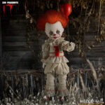 PENNYWISE IT LIVING DEAD DOLLS. Directamente del aterrador mundo de It, la historia de terror de culto de Stephen King, esta muñeca representa la encarnación moderna del payaso Pennywise tal y como aparece en las adaptaciones cinematográficas de 2017 y 2019. Pennywise, una figura inquietante que reaparece en Derry cada 27 años, encarna el miedo en sí mismo y atrae a sus víctimas con su aspecto infantil y payaso. Con una sonrisa siniestra y un globo rojo en la mano, esta miniatura de Pennywise captura la inquietante mezcla de alegría juguetona y amenaza acechante. Con sus mangas abullonadas, su traje de payaso envejecido, sus pompones rojos y su mirada penetrante, esta muñeca ofrece una escalofriante representación del horror en su forma más engañosa. Su pálido rostro está enmarcado por un cabello salvaje y naranja vibrante, esculpido para imitar el aspecto icónico del personaje. Las nítidas marcas rojas de su rostro resaltan su siniestra sonrisa, mientras que el traje de tela real, con volantes y costuras rojas, añade profundidad y una inquietante autenticidad a la figura. Con una altura aproximada de 25 cm, esta muñeca forma parte de la colección Living Dead Dolls de Mezco Toys. Con su inquietante mirada, su globo rojo desmontable y su presencia inquietante, es una pieza imprescindible para los amantes del terror o los coleccionistas de lo deliciosamente macabro.