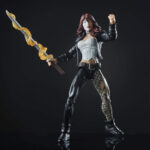 TYPHOID MARY MARVEL LEGENDS SERIES. Mary, que en su día trabajó en un burdel, fue accidentalmente empujada por una ventana por Daredevil, lo que le provocó sus poderes y una enfermedad mental. Adquirió tres personalidades distintas y se convirtió en Typhoid Mary, que juró no volver a ser herida por un hombre nunca más. Con una apariencia inspirada en los cómics, Mary viene con su katana envuelta en llamas, así como una pieza Build-a-Figure. La serie Marvel Legends presenta figuras de 15 cm basadas en algunos de los personajes más legendarios de Marvel, tanto de sus cómics como de sus películas. Cada figura es muy articulada y presenta un diseño inspirado en los cómics, lo que las convierte en imprescindibles en cualquier colección de Marvel.