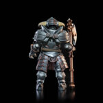 BOTHAR SHADOWBORN MYTHIC LEGIONS ALL STARS. En el universo Mythic Legions, Bothar Shadowborn encarna al guerrero sigiloso y misterioso. Maestro de las sombras y la estrategia, destaca por su armadura oscura y sus detalles esculpidos. Todos estos detalles refuerzan su aura amenazante. Su presencia en el campo de batalla inspira temor y respeto. Four Horsemen presenta aquí el Bothar Shadowborn Mythic Legions All Stars 6, totalmente articulado y esculpido en PVC de alta calidad. Cada detalle de su armadura, sus accesorios y su casco está cuidadosamente reproducido, lo que lo convierte en una pieza ideal para personalizar, pintar o exponer. Los coleccionistas apreciarán la delicadeza y precisión de las texturas y los adornos.