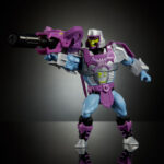 MEGATRON ARMOR SKELETOR MASTERS OF THE UNIVERSE X TRANSFOTMERS. Masters of the Universe y Transformers, dos icónicas marcas de figuras de acción de los 80, se unen para dar vida a una emocionante y nostálgica colaboración. Los personajes clave de Transformers se reinterpretan al estilo eterniano, y los de Masters of the Universe se interpretan al estilo de Transformers. Estos juguetes MOTU Origins, a escala de 14 cm, cuentan con 16 puntos de articulación y detalles de lujo con armadura, accesorios y partes modulares. Incluye un minicómic crossover para contextualizar la historia. Estos juguetes son imprescindibles para los fans nostálgicos de Transformers y MOTU. Cada figura se vende por separado y está sujeta a disponibilidad. Los colores y la decoración pueden variar. Por un lado Masters of the Universe es una popular franquicia de medios creada por Mattel, que narra los diversos conflictos entre He-Man y el malvado Skeletor. La franquicia se ambienta en el planeta ficticio Eternia, donde se encuentran una variedad de personajes coloridos que participan en la batalla constante entre los dos bandos. Masters of the Universe se hizo famosa gracias a una serie de líneas de juguetes exitosas, que aún hoy son codiciadas por los coleccionistas, y a varias series de televisión animadas y películas que expandieron el alcance de la franquicia a un público más amplio. Y por el otro lado tenemos Transformers es una franquicia ampliamente conocida que se ha expandido a diversos formatos, como películas y series animadas de televisión. Transformers se centra en varios robots capaces de transformarse de vehículos o máquinas comunes en robots humanoides que luchan entre sí. El segmento de juguetes y artículos coleccionables de la franquicia, extraordinariamente exitoso, sigue siendo muy codiciado tanto por niños como por coleccionistas desde su lanzamiento en la década de 1980.