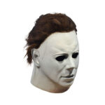 HALLOWEEN MICHAEL MYERS MASK. Trick or Treat Studios se enorgullece de presentar la máscara oficial con licencia de Halloween (1978) - Michael Myers. Esta máscara es una preciosa réplica de la máscara que llevaba uno de los asesinos en serie más famosos de la historia del cine. La máscara se esculpió basándose en numerosas capturas de pantalla de Halloween, especialmente en la famosa imagen de Michael Myers asomándose por la barandilla, listo para atacar a Laurie Strode. ¡Hazte con la máscara de Michael Myers de Halloween (1978) y celebra La noche en que volvió a casa! Material: Latex
