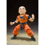 KRILLIN EARTH’S STRONGEST MAN DRAGON BALL Z SH FIGUARTS (RE-RUN). En el mundo de Dragon Ball Z, Krilin es mucho más que un simple compañero. Leal, inteligente e increíblemente resistente, es uno de los aliados más antiguos de Goku y uno de los humanos más fuertes de la serie. Esta figura de «El hombre más fuerte de la Tierra» rinde homenaje a su valentía y a su característico estilo de lucha. A lo largo de los momentos más cruciales de la serie, Krilin se mantiene firme, incluso ante adversidades abrumadoras. Ya sea lanzando su icónico Disco Destructor o utilizando ingeniosas técnicas de distracción, es uno de los favoritos de los fans con un corazón innegable. La figura captura con precisión su aspecto clásico: cabeza rapada con seis puntos en la frente, el icónico gi naranja de la Escuela de la Tortuga con cinturón azul y el símbolo del Maestro Roshi en el pecho. Incluye múltiples caras expresivas, manos intercambiables y efectos de energía para recrear sus poses más memorables, desde el ataque Kienzan hasta su hilarante engaño Taiyōken. Con una altura de unos 12 cm, esta pieza articulada de S.H. Figuarts está hecha para la acción y la exposición. Las articulaciones están bien ocultas pero son flexibles, lo que permite poses dinámicas. La pintura es limpia, los detalles son nítidos y los accesorios incluidos son fieles al personaje.