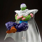 PICCOLO THE PROUD NAMEKIAN DRAGON BALL Z SH FIGUARTS (RE-RUN). Estratégico, estoico y poderoso, Piccolo sigue siendo uno de los personajes más respetados de Dragon Ball Z. Orgulloso guerrero namekiano y antiguo rival convertido en aliado, encarna la combinación perfecta de disciplina y sabiduría. Esta versión «The Proud Namekian» rinde homenaje a su evolución y a su inconfundible presencia. Siempre tranquilo, a menudo con los brazos cruzados y la capa ondeando, Piccolo irradia una autoridad silenciosa. Observa, piensa y ataca con precisión. Esta figura te permite recrear sus icónicas posturas: flotando en meditación, listo para la batalla o despojado de su equipo exterior para escenas más centradas. El diseño es fiel al original: piel verde, brazos segmentados de color rosa, traje morado oscuro con fajín azul y su icónica capa blanca y turbante extraíbles. El set incluye múltiples esculturas de cabeza y piezas de mano, lo que te permite capturar su personalidad desde todos los ángulos. Con una altura de unos 17 cm, esta figura S.H. Figuarts es totalmente articulada para posar de forma dinámica sin comprometer la estética. La escultura es nítida, las articulaciones son discretas y los accesorios ofrecen muchas posibilidades de personalización. Imprescindible para los fans del orgulloso y estoico Namekiano.