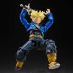 SUPER SAIYAN TRUNKS THE BOY FROM THE FUTURE DRAGON BALL Z SH FIGUARTS (RE-RUN). Trunks del futuro es uno de los personajes más destacados de Dragon Ball Z, con su fulgurante aparición y su espada en la mano. Guerrero procedente de un mundo devastado, encarna la esperanza en un futuro destrozado. Esta figura «Boy from the Future» captura a la perfección la intensidad y el estilo de este héroe atemporal. Procedente de un futuro apocalíptico, Trunks regresa al pasado para advertir de la amenaza de los cyborgs. Entre la ira, la calma y la determinación, su arco narrativo está cargado de emociones y escenas icónicas, que esta figura permite recrear a través de sus múltiples expresiones y accesorios. La figura presenta a Trunks con su atuendo emblemático: chaqueta corta azul con el escudo de Capsule Corp, pantalones negros, botas marrones y cinturón con hebilla roja. Se incluyen dos cabezas: una con su pelo morado original y otra en Super Saiyan, con su melena dorada erizada. La espada, su accesorio clave, se puede sostener en la mano o guardar en la funda que lleva a la espalda. Con una altura aproximada de 14 cm, esta figura articulada de la gama S.H. Figuarts ofrece una gran movilidad y un excelente nivel de detalle. Las articulaciones son discretas, las poses dinámicas y los acabados fieles al anime. Imprescindible para revivir los mejores momentos de Trunks del futuro.