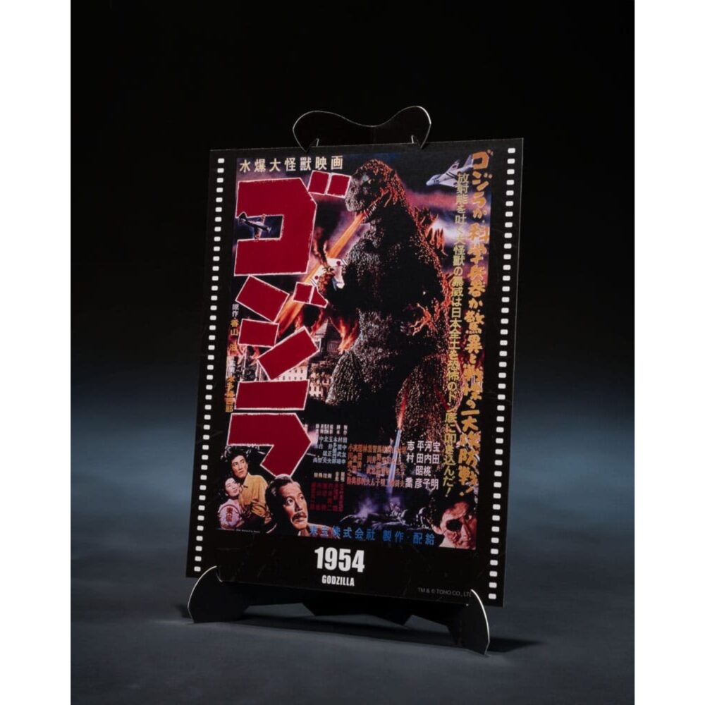 Godzilla 1954 movie graphic plus sh monster arts.  símbolo absoluto del kaijū japonés, godzilla encarna el miedo, el poder y el legado del cine de ciencia ficción desde 1954. Con esta edición movie graphic plus, tamashii nations rinde homenaje al origen del mítico monstruo combinando una figura detallada con una imagen emblemática de la primera película. En su versión de 1954, godzilla es una fuerza bruta surgida de las profundidades, encarnación de las angustias nucleares de una época. Su aspecto sombrío, macizo y primitivo deja una huella duradera en el imaginario colectivo. Esta figura reproduce fielmente esta primera encarnación. El diseño respeta las proporciones robustas del traje original, con una piel texturizada de forma realista, una cola articulada y placas dorsales blancas que contrastan con el cuerpo negro carbón. El monstruo adopta una postura poderosa, ligeramente encorvada, lista para desatar su ira. A su lado, un panel rígido ilustrado con el cartel de la película de 1954 aporta un toque cinematográfico e histórico. Con una altura aproximada de 15 cm, esta figura está articulada en los brazos, las piernas, la cabeza y la cola, lo que permite variar las poses. La pintura es mate, los relieves están bien definidos y el conjunto rinde homenaje a la estética sobria e inquietante del primer godzilla. Una pieza de coleccionista discreta y cargada de recuerdos.