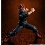 YUJI ITADORI SUKUNA’S VESSEL JUJUTSU KAISEN SH FIGUARTS. Yuji Itadori, personaje central de Jujutsu Kaisen, lleva dentro al Rey de las Plagas, Sukuna, lo que lo convierte tanto en un objetivo como en un arma temible. Esta figura S.H. Figuarts captura tanto su determinación como su carga interior, a través de una escultura fiel y numerosos accesorios para variar las expresiones y las escenas de acción. Vestido con su uniforme negro con capucha y sus zapatos rojos, Yuji aparece en una postura neutra pero lista para la acción. El set incluye varias caras con expresiones variadas (tranquilidad, combate, grito...), así como una amplia selección de manos intercambiables para simular golpes, agarres o gestos de combate. También se incluyen dos peinados diferentes, con un tercero oculto para crear un efecto sorpresa. Las caras están pintadas con gran detalle, capturando con precisión los rasgos del anime. Las articulaciones permiten reproducir las posturas emblemáticas del personaje, ya sea en una escena de entrenamiento, de enfrentamiento o de posesión por parte de Sukuna. Con una altura aproximada de 15 cm, esta figura articulada de plástico ofrece un buen equilibrio entre jugabilidad y fidelidad visual. Es una pieza modular ideal para los coleccionistas de la serie o para escenificar los momentos clave de la historia de Yuji.