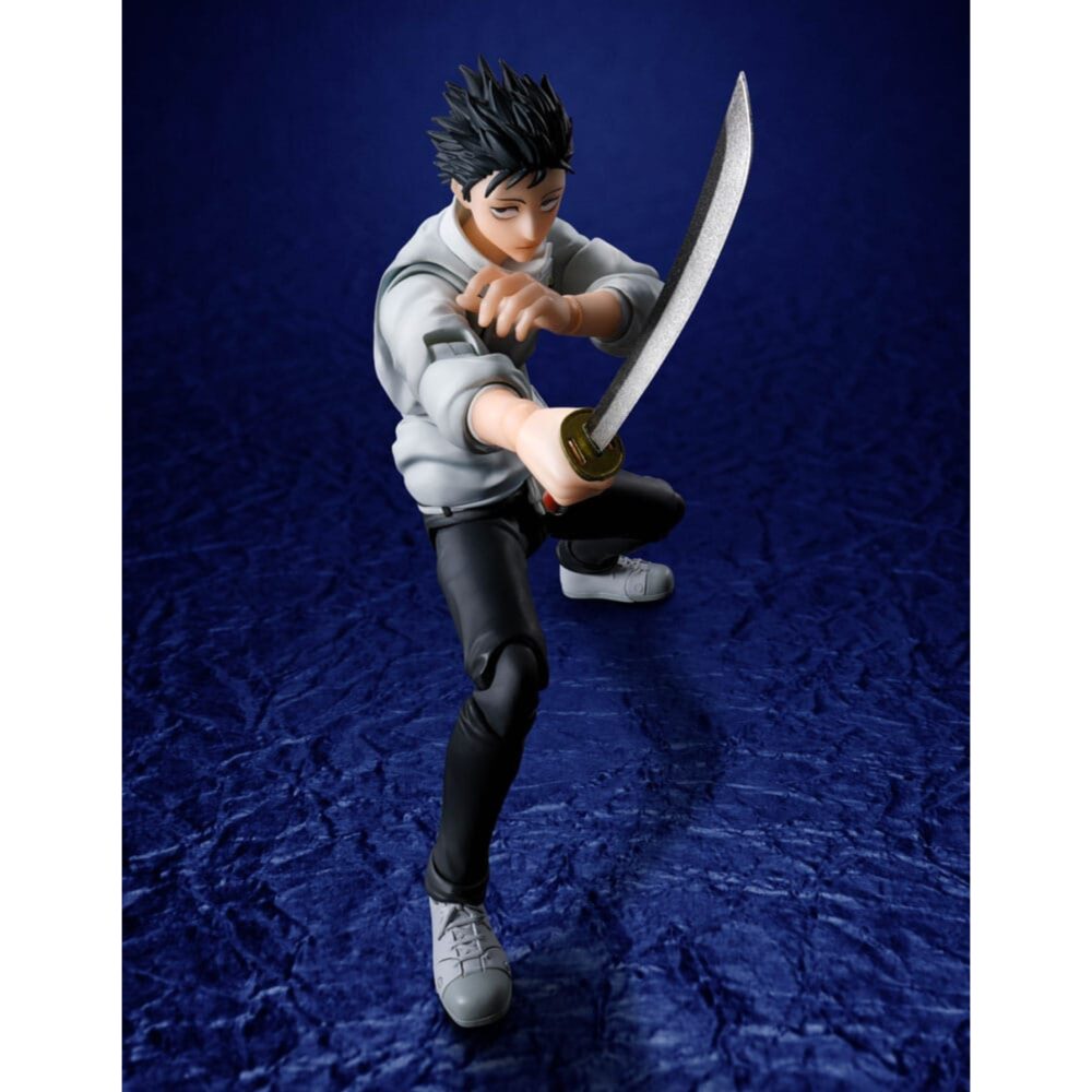 YUTA OKKOTSU SPECIAL GRADE JUJUTSU SORCERER JUJUTSU KAISEN SH FIGUARTS. Yuta Okkotsu es un exorcista de grado especial, protagonista central de la película Jujutsu Kaisen 0. Al principio, Yuta es un adolescente introvertido, atormentado por la maldición de su amiga de la infancia fallecida, Rika Orimoto, cuyo espíritu se ha transformado en una entidad superpoderosa que lo sigue a todas partes. Su poder maldito es tan fuerte que la comunidad de exorcistas lo vigila de cerca. Enviado a la escuela de exorcismo de Tokio bajo la tutela de Satoru Gojo, Yuta aprende a canalizar su maldición y a luchar por sí mismo. Rápidamente pasa de ser una víctima impotente a un temible luchador, animado por un sincero deseo de proteger a los demás. Dotado de una empatía poco común y de un talento innato para manipular la energía oculta, Yuta es a menudo comparado con Yuji Itadori, aunque es aún más temido en el mundo del jujutsu. Esta figura articulada de Bandai - S.H. Figuarts captura el contraste entre su personalidad discreta y el poder que esconde. Yuta lleva su ropa de diario (sudadera gris, pantalones negros, zapatillas), con una katana en la mano, su vínculo directo con Rika. Varias caras y manos permiten recrear sus combates, sus emociones y su transformación a lo largo de la historia.