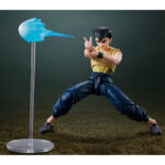 YUSUKE URAMESHI YU YU HAKUSHO SH FIGUARTS. Para la serie de culto «Yu Yu Hakusho», Bandai nos ofrece una representación excepcional de Yusuke Urameshi dentro de su gama S.H. Figuarts. Esta figura de 15 cm captura la esencia del ingenioso detective con una fidelidad extraordinaria, rindiendo homenaje al carácter decidido y al estilo icónico del personaje. Fabricado en PVC resistente, este modelo de Yusuke es más que una simple réplica: encarna el coraje y el espíritu luchador que lo caracterizan a lo largo de la obra de Yoshihiro Togashi. La figura representa a Yusuke con su atuendo cotidiano, en marcado contraste con su naturaleza de guerrero del mundo espiritual: una sencilla camiseta amarilla y unos pantalones azules holgados con cinturón, complementados con sus clásicos zapatos negros y su cinta verde para el pelo. La postura es natural, pero expresa preparación para la acción, una pose icónica que evoca las numerosas batallas que Yusuke tuvo que librar. Este modelo destaca por su capacidad para reproducir escenas icónicas del anime gracias a sus articulaciones cuidadosamente diseñadas, que permiten una amplia gama de movimientos. Los fans disfrutarán de la posibilidad de recrear las poses dinámicas y las técnicas especiales de Yusuke, como el famoso «Rei Gun», cuyo impacto visual se ve reforzado por los efectos especiales en plástico transparente. El universo de «Yu Yu Hakusho» es famoso por sus temas de valentía, amistad y perseverancia. Yusuke Urameshi, con su temperamento fogoso y su determinación inquebrantable, es un protagonista que ha dejado huella en varias generaciones. Representa el espíritu de luchar contra las adversidades, sean cuales sean, defendiendo lo que es justo y protegiendo a los seres queridos. Esta figura no solo es una excelente pieza de colección para los fans de la serie, sino también una fuente de inspiración y un recordatorio de las profundas lecciones que nos enseñó «Yu Yu Hakusho». Tanto si eres un coleccionista veterano como un nuevo fan, esta pieza de Bandai es una valiosa adquisición que ocupará un lugar destacado en tu colección.