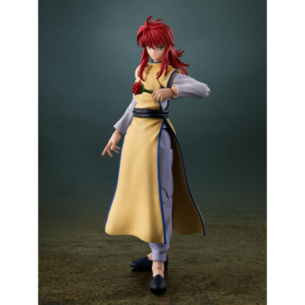 KURAMA YU YU HAKUSHO SH FIGUARTS. Kurama, uno de los luchadores más refinados de Yu Yu Hakusho, cobra vida en esta figura totalmente articulada, fiel a su aspecto en la serie. Bajo su apariencia tranquila se esconde un temible estratega y maestro de las plantas demoníacas, capaz de desatar una fuerza letal con una elegancia inquietante. Miembro clave del cuarteto principal, Kurama encarna una compleja dualidad entre su identidad humana y su pasado como demonio zorro. A lo largo de la serie, destaca por su fría inteligencia, su lealtad inquebrantable y su control total, lo que lo convierte tanto en una piedra angular de la narrativa como en uno de los favoritos de los fans. La figura lo muestra con su traje de combate amarillo y blanco, con una túnica larga dividida, el pelo rojo cuidadosamente peinado y una expresión concentrada. Se incluyen múltiples accesorios: látigo de espinas, rosa demoníaca, piezas de túnica alternativas, cinco caras intercambiables y varios juegos de manos para reproducir sus poses características. Cada componente está esculpido con cuidado para capturar su refinada presencia. Con una altura de unos 15 cm, esta figura de PVC de la línea S.H. Figuarts de Bandai ofrece una gran articulación. La gama de accesorios y las proporciones precisas la hacen perfecta para una exposición dinámica, ya sea para recrear los icónicos ataques de Kurama o su comportamiento tranquilo pero amenazador.
