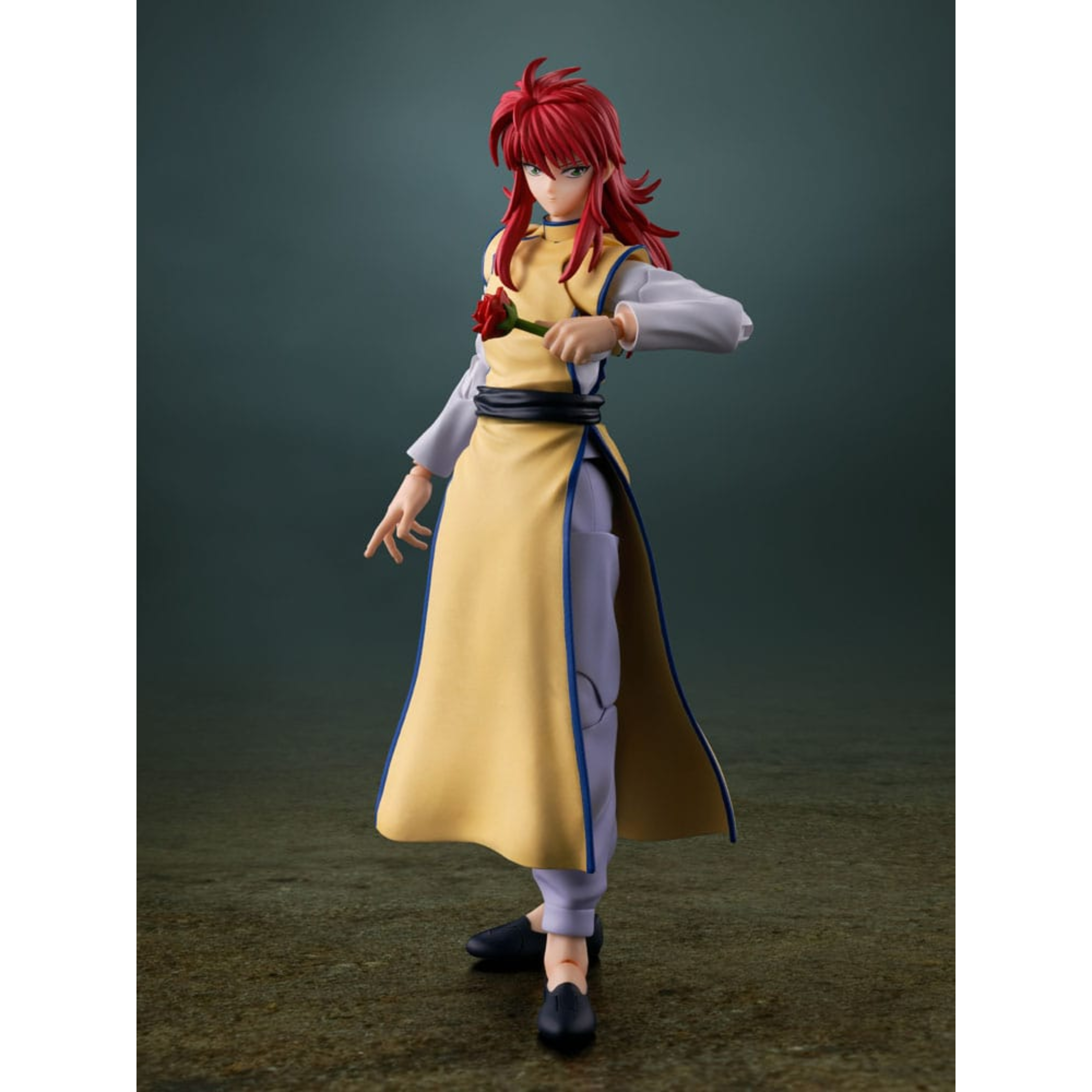 KURAMA YU YU HAKUSHO SH FIGUARTS Kurama yu yu hakusho sh figuarts. Kurama, uno de los luchadores más refinados de yu yu hakusho, cobra vida en esta figura totalmente articulada, fiel a su aspecto en la serie. Bajo su apariencia tranquila se esconde un temible estratega y maestro de las plantas demoníacas, capaz de desatar una fuerza letal con una elegancia inquietante. Miembro clave del cuarteto principal, kurama encarna una compleja dualidad entre su identidad humana y su pasado como demonio zorro. A lo largo de la serie, destaca por su fría inteligencia, su lealtad inquebrantable y su control total, lo que lo convierte tanto en una piedra angular de la narrativa como en uno de los favoritos de los fans. La figura lo muestra con su traje de combate amarillo y blanco, con una túnica larga dividida, el pelo rojo cuidadosamente peinado y una expresión concentrada. Se incluyen múltiples accesorios: látigo de espinas, rosa demoníaca, piezas de túnica alternativas, cinco caras intercambiables y varios juegos de manos para reproducir sus poses características. Cada componente está esculpido con cuidado para capturar su refinada presencia. Con una altura de unos 15 cm, esta figura de pvc de la línea s. H. Figuarts de bandai ofrece una gran articulación. La gama de accesorios y las proporciones precisas la hacen perfecta para una exposición dinámica, ya sea para recrear los icónicos ataques de kurama o su comportamiento tranquilo pero amenazador.