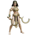 BÊLIT QUEEN OF THE BLACK COASTS CONAN EL BÁRBARO EPIC H.A.C.K.S. FIGURA. Bêlit es un nombre que resuena a través de las olas, un faro de terror y desafío para todos los que se atreven a desafiar su reinado como Reina de la Costa Negra. La mera visión de su legendario y temible barco, El Tigre, es suficiente para que los marineros desde Kush hasta Argos prefieran las profundidades saladas antes que enfrentarse a su banda de corsarios, fervientemente leales. Su mera presencia en el campo de batalla inspira tanto miedo como fanatismo, ya que se lanza sin miedo a la refriega, con sus ojos centelleantes y su feroz determinación a la altura incluso de los enemigos más acérrimos. Tal es el poder de Bêlit, la diablesa del mar cuya leyenda perdura como presagio de esperanza y terror para todos los sinvergüenzas que izan sus velas. Esta representación a escala 1:12 de Bêlit, Reina de la Costa Negra, está diseñada para mostrar tanto su ferocidad como capitana pirata de La Tigresa como su majestad real como gobernante de la Costa Negra. Incluye: 2 retratos, 2 peinados, 2 khopeshs, un machete, una daga, una funda para la cadera, 2 juegos de manos, 2 juegos de pies, la vestimenta de capitana pirata con prendas de tela, la vestimenta real con prendas de tela, 2 brazales enjoyados, 2 brazales con mangas y el cofre del tesoro de La Tigresa.