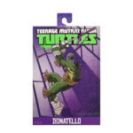 ULTIMATE DONATELLO TEENAGE MUTANT NINJA TURTLES (2012). En la serie animada Teenage Mutant Ninja Turtles de 2012, Donatello es el cerebro técnico del equipo. Aborda cada situación con precisión, equilibrando inventos, improvisación y un profundo sentido de la responsabilidad. Su mentalidad tranquila y lógica mantiene al grupo con los pies en la tierra mientras sus hermanos se lanzan al ataque. A lo largo de la serie, Donnie es a menudo quien idea soluciones cuando las cosas se complican. Ya sea construyendo nuevos equipos, analizando amenazas u ofreciendo un apoyo silencioso, se erige como la fuerza estabilizadora y el solucionador de problemas del equipo. La figura captura con precisión su aspecto de 2012: caparazón beige y marrón, piel verde, máscara morada y almohadillas de armadura marrones. Su expresión neutra se complementa con una cara alternativa más expresiva. El conjunto de accesorios es muy completo e incluye bastones segmentados, artilugios, manos intercambiables, visera tecnológica, porción de pizza, huevo, pieza de armadura e incluso un pollo mutante sacado directamente de la serie. El esculpido nítido, la aplicación limpia de la pintura y las articulaciones bien integradas realzan la presencia de la figura. Con 18 cm de altura, ofrece una articulación sólida para posar de forma dinámica y recrear escenas de la serie.