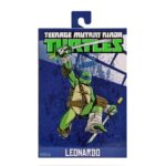 ULTIMATE LEONARDO TEENAGE MUTANT NINJA TURTLES (2012). En la serie animada Teenage Mutant Ninja Turtles de 2012, Leonardo encarna la figura del líder tranquilo y decidido. Siempre preocupado por hacer lo correcto, guía a sus hermanos con una mezcla de responsabilidad, disciplina y dudas que poco a poco aprende a superar. Su trayectoria muestra a un luchador que se esfuerza por progresar tanto en su técnica como en su papel de líder. Entre decisiones difíciles, entrenamientos intensos y momentos más ligeros con su equipo, Leo sigue siendo el punto de equilibrio que mantiene unido al grupo. La figura reproduce con precisión su diseño de 2012: caparazón beige y marrón, piel verde, máscara azul y protecciones marrones en las extremidades. Su expresión neutra puede sustituirse por una cabeza alternativa más dinámica. Los accesorios incluyen sus dos katanas, manos intercambiables, una porción de pizza, un trozo de armadura y un bláster fiel al estilo de la serie. Los detalles son nítidos: segmentos esculpidos del caparazón, pintura limpia, articulaciones bien integradas y accesorios correctamente proporcionados. Con sus 18 cm, la figura permite numerosas poses emblemáticas del personaje.
