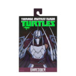 ULTIMATE SHREDDER TEENAGE MUTANT NINJA TURTLES (2012). En la serie animada Teenage Mutant Ninja Turtles de 2012, Shredder es el enemigo más formidable de las Tortugas Ninja. Su presencia eleva instantáneamente el nivel de tensión. Calculador, despiadado e impulsado por la venganza, marca la tensión de la serie cada vez que aparece en escena. A lo largo de la serie, Shredder actúa como un estratega implacable cuyo objetivo es destruir a Splinter y a sus alumnos. Su obsesión alimenta algunas de las batallas más intensas de la serie. A través de la manipulación, los duelos brutales y las alianzas inestables, sigue siendo una fuerza imparable. La figura captura con precisión su aspecto de 2012: armadura angular plateada, guanteletes con largas espadas, grebas pesadas y un casco con cuernos afilados. Una capa negra realza su imponente silueta. Los accesorios incluyen múltiples espadas intercambiables, manos adicionales, una cabeza alternativa sin máscara y una criatura Krang rosa sacada directamente de los dibujos animados. Los detalles nítidos resaltan la armadura metálica, el esculpido limpio, las articulaciones discretas y los accesorios a escala. Con 18 cm de altura, la figura ofrece una articulación sólida, perfecta para recrear los momentos icónicos de Shredder.