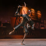 ULTIMATE FOOT SOLDIER TEENAGE MUTANT NINJA TURTLES (2012). En la serie animada Teenage Mutant Ninja Turtles de 2012, los soldados Foot representan la amenaza silenciosa y persistente del clan Foot. Siempre presentes en las sombras, operan en grupos, siguen órdenes sin dudar y empujan constantemente a las Tortugas hasta sus límites. Su papel enfatiza la estricta disciplina del clan. Ya sea en emboscadas, persecuciones o batallas coordinadas, los soldados Foot siguen siendo oponentes implacables que aumentan la tensión de cada encuentro. La figura recrea su aspecto alto y esbelto: traje negro, extremidades angulosas, máscara oscura con ojos rojos y la característica cinta roja en la cabeza. El set incluye una amplia gama de armas, como guadañas, una maza con púas, una lanza, una katana y otros accesorios fieles a la serie. Las múltiples manos intercambiables y una cabeza alternativa ofrecen una gran flexibilidad a la hora de colocar la figura. Los detalles nítidos destacan en las texturas del traje, las proporciones estilizadas, la pintura limpia y los accesorios bien elaborados. Con 18 cm de altura, la figura ofrece una articulación sólida para poses sigilosas o centradas en la acción inspiradas en los dibujos animados.