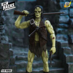 FRANKENSTEIN’S MONSTER: UNDEAD CREATURE EPIC H.A.C.K.S. 1/12. Epic H.A.C.K.S. es una línea de figuras de acción a escala 1:12 con más de 30 puntos de articulación y montones de piezas intercambiables. Creatures Wave 1 consta de dos increíbles figuras de diferentes épocas. Cada una de ellas se puede personalizar con otros productos Epic H.A.C.K.S. para HACKear tu colección. En la legendaria historia de Mary Shelley, el poderoso monstruo es una creación de Víctor Frankenstein, que soñaba con crear vida a partir de una variedad de partes del cuerpo y la aplicación de electricidad. Tras acechar a su creador por toda Europa, su batalla terminó en los desiertos árticos con la muerte de Frankenstein. Las actividades posteriores del monstruo son objeto de rumores y leyendas. Esta enorme figura de 19 cm incluye tres cabezas intercambiables, tres pares de manos intercambiables, un rifle, tres pistolas de chispa, un chaleco de piel, una bandolera, vendas para las piernas, dos juegos de pies intercambiables, el diario de Frankenstein y una capa de tela.
