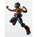 DEKU OVERLAY MY HERO ACADEMIA SH FIGUARTS. En My Hero Academia, Deku crece en un mundo en el que los héroes se enfrentan a amenazas cada vez mayores. Esta versión Overlay lo muestra en un momento de intenso poder, rodeado de una energía oscura y crepitante que transmite la urgencia y la presión de la batalla. La atmósfera parece la de un enfrentamiento decisivo en el que todo pende de un hilo. Deku desempeña un papel central en la serie, llevando el legado de One For All mientras forja su propio camino. Esta forma destaca un hito en su desarrollo, mezclando la determinación con el esfuerzo de superarse más que nunca. La figura captura con precisión este feroz diseño: pelo verde oscuro con puntas, torso con marcas oscuras, pantalones oscuros reforzados y botas pesadas. A su alrededor, un estilizado rayo negro se extiende hacia afuera, realzando la sensación de energía bruta. Su postura agachada, lista para atacar, amplifica la tensión de la escena. Con una altura de unos 14 cm, esta figura S.H.Figuarts incluye una articulación suave para realizar diversas poses. Las líneas del cuerpo, el sombreado de la piel y el esculpido de las piezas del rayo le confieren una fuerte personalidad visual. Los efectos circundantes ayudan a crear una exposición dinámica y de gran impacto.
