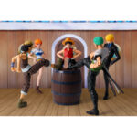 PARTY SET THE STRAW HAT CREW ONE PIECE SH FIGUARTS. Para todos los fans de One Piece, las escenas de celebración de los Sombreros de Paja a bordo del Going Merry o del Thousand Sunny son tan emblemáticas como sus épicas batallas. Este set de accesorios captura el espíritu de esas alegres reuniones con comidas compartidas, risas y mucha cerveza espumosa. Aunque este set no incluye ninguna figura, cuenta con una gran selección de piezas diseñadas para complementar a tus personajes favoritos de S.H.Figuarts. En su interior encontrarás un barril con cuencos y platos de comida, una caja de madera, seis jarras de cerveza, varias manos intercambiables y caras expresivas, perfectas para las escenas de fiesta. El diseño se mantiene fiel al estilo distintivo del anime, con mini barriles de madera llenos de espuma, caras exageradamente risueñas e incluso una cara de Chopper con la boca abierta para mayor diversión. Estas piezas ayudan a llevar los momentos más animados de la tripulación a tu estantería. Fabricado en PVC, este kit de accesorios es ideal para mejorar las exposiciones de S.H.Figuarts con humor y autenticidad. Tanto si quieres recrear un alegre festín como añadir personalidad a tu diorama, este set es el complemento perfecto para tu colección de One Piece.