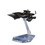 GODZILLA HEAT RAY VER VS NEW GOTENGO GODZILLA: FINAL WARS SH MONSTER ARTS. En el universo de Godzilla, existe una tensión permanente entre la humanidad y las fuerzas colosales que amenazan su equilibrio. Esta escena muestra un enfrentamiento emblemático entre Godzilla, en su forma Heat Ray, y el New Gotengo, una nave militar diseñada para competir con criaturas titánicas. El ambiente es el de una batalla estratégica en la que se enfrentan la fuerza bruta y la tecnología. Godzilla, figura central de la saga, encarna aquí toda la fuerza caótica que lo caracteriza. Frente a él, el New Gotengo representa la respuesta humana, un símbolo de resistencia e ingenio. Su oposición narra una lucha continua entre dos fuerzas que nunca se rinden. La figura captura estos dos elementos con precisión: Godzilla luce su piel escamosa y oscura, sus placas dorsales teñidas de un naranja incandescente y su postura erizada, con la boca abierta. Por su parte, el New Gotengo se reproduce con un casco oscuro, un taladro frontal y un soporte transparente articulado que permite presentarlo en vuelo. Las texturas, los relieves y los contrastes dan un aspecto dinámico al conjunto. Con unas dimensiones aproximadas de 16 cm, esta pieza de S.H. MonsterArts ofrece un nivel de detalle escultórico tanto en Godzilla como en la nave. Las discretas articulaciones de Godzilla permiten algunas variaciones de postura, mientras que el soporte del Gotengo ofrece opciones de exposición aérea. Se trata de un dúo pensado para recrear una escena de acción directamente en la estantería.