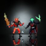 HORDAK & HELLFIRE-MAN MASTERS OF THE UNIVERSE X STRANGER THINGS ORIGINS. ¡Bienvenidos al mundo del revés, Eternia! Una combinación de Masters of the Universe y Stranger Things de Netflix da vida a estas figuras únicas. Cada figura articulada de 14 cm tiene elementos de ambas franquicias. Este pack contiene un Hordak de colores extraños, tal y como aparecería en Upside Down Eternia, pero con el clásico arnés de MOTU. Viene con los accesorios Hellfire Sword y Bat. Se enfrenta a Hellfire-Man, la encarnación viviente del Hellfire Club, que viene con un hacha inspirada en una guitarra y la Mace of Fate. Los colores y las decoraciones pueden variar.