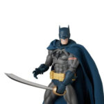 BATMAN DAMAGE (BATMAN: HUSH) DC COMICS FIGURA MAFEX. Batman es el Caballero Oscuro de DC Comics, el justiciero de Gotham City que confía en su intelecto, entrenamiento y fuerza de voluntad más que en superpoderes. Esta figura oficial de Batman (Dañado) mide unos 16 cm de altura y forma parte de la línea Miracle Action Figure (MAFEX). Producida por Medicom Toy, muestra al Caballero Oscuro en un estado «dañado por la batalla», aún listo para luchar a pesar de las marcas visibles en su traje. Detrás de la máscara, Bruce Wayne continúa su guerra contra el crimen, utilizando el miedo como arma junto con un completo arsenal de artilugios. Implacable y metódico, sigue adelante incluso cuando está herido, que es precisamente lo que evoca esta versión Damage. Las esculturas de cabeza incluidas, que van desde una mirada sombría con la boca cerrada hasta una expresión de grito y un gruñido con los dientes apretados, te permiten mostrar diferentes facetas del personaje, desde el frío estratega hasta el luchador acorralado. En cuanto al diseño, la figura luce su clásico traje gris con capucha, guantes y botas azul marino oscuro, además del emblema del murciélago en relieve en el pecho y un gran cinturón utilitario amarillo alrededor de la cintura. La capa de tela azul oscuro está deshilachada en los bordes, lo que enfatiza la sensación de «recién llegado de la batalla», mientras que un corte vendado en su brazo derecho añade un claro signo de daño. Batman viene con varios accesorios, entre los que se incluyen una espada larga con guarda dorada, proyectiles con forma de murciélago y un dispositivo de agarre con cable. Gracias a sus múltiples puntos de articulación, la figura puede colocarse en posturas de ataque, posiciones defensivas o simplemente de pie con la capa ondeando, como pieza central de tu colección DC.