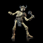 SKELETON RAIDER MYTHIC LEGIONS ALL STARS. Vikenfell, que en su día fue un próspero asentamiento en el norte del reino, es ahora un lugar maldito, acechado por los restos óseos de los despiadados saqueadores que lo habitaron. Los supervivientes que huyeron de estas tierras hacia las frías tierras de Bjorngar contaron la historia de un barco que regresó de una expedición condenada al fracaso en aguas del sur. Lo que viajaba en ese barco para ser desatado sobre Vikenfell era la mismísima muerte. Ahora que Necronominus ha regresado a Mythoss, ha comenzado la Segunda Gran Guerra. El Señor de la Muerte convoca a estos espectros para que se unan a su ejército de muertos vivientes en su marcha hacia la batalla final contra las Legiones de la Luz.
