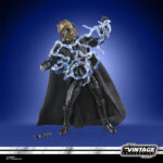 DARTH VADER EMPEROR’S WRATH VINTAGE COLLECTION STAR WARS RETURN OF THE JEDI. asbro presenta dentro su línea The Vintage Collection la figura de Darth Vader inspirada en la apariencia de su personaje cuando es electrocutado por el emperador Palpatine en la película "Star Wars: Return of the Jedi" ("Star Wars: El retorno del Jedi" en España). Mide 9,5 cm e incluye 1x sable de luz rojo, 1x empuñadura no iluminada, 1x antebrazo intercambiable, 1x capa de tela y 2x efectos de fuerza removible. Su embalaje tipo blíster reproduce el estilo clásico de Kenner, con logotipo vintage y numeración para coleccionistas. UNIDADES LIMITADAS.