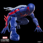 SPIDER-MAN 2099 MARVEL LEGENDS SERIES. Hasbro presenta en su colección Marvel Legends Series, esta figura retro de Spider-Man en su versión 2099, cuando un accidente de laboratorio modificó el código genético del científico Miguel O’Hara en los cómics de "Spider-Man 2099". Mide 15 cm de altura y cuenta con más de 20 puntos de articulación, permitiendo recrear poses dinámicas. Incluye 4x manos intercambiables (2x lanzando telarañas y 2x trepamuros) y 1x capa deshilachada. Presenta un esculpido y pintado de alta calidad inspirado en su diseño clásico de los cómics. Se presenta en blíster estilo retro con ilustraciones. UNIDADES LIMITADAS.