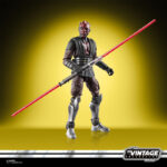 MAUL SHADOW LORD VINTAGE COLLECTION STAR WARS. Hasbro lanza dentro de su línea The Vintage Collection la figura de Maul, inspirada en su personaje en la serie animada de Disney+ “Star Wars: Maul Shadow Lord”. Esta figura de 9,5 cm reproduce fielmente su aspecto, con articulaciones funcionales y acabado premium. Incluye . Su embalaje tipo blíster reproduce el estilo clásico de Kenner, con logotipo vintage y numeración para coleccionistas. UNIDADES LIMITADAS.