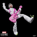 HYPNO-HUSTLER MARVEL LEGENDS SERIES. Hasbro presenta dentro de su colección Marvel Legends Series la figura retro del músico Antoine Delsoin quien actúa como el delincuente Hypno-Hustler (Buscavidas Hipnótico en España) en los cómics de "Spider-Man". Mide 15 cm y cuenta con más de 20 puntos de articulación. Incluye 2x manos intercambiables, 1x guitarra hipnótica con correa, 1x micrófono y 4x efectos musicales. Su acabado premium reproduce con precisión el extravagante estilo del personaje. Se presenta en un blíster de colección con diseño retro. UNIDADES LIMITADAS.