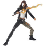 TYPHOID MARY MARVEL LEGENDS SERIES. Mary, que en su día trabajó en un burdel, fue accidentalmente empujada por una ventana por Daredevil, lo que le provocó sus poderes y una enfermedad mental. Adquirió tres personalidades distintas y se convirtió en Typhoid Mary, que juró no volver a ser herida por un hombre nunca más. Con una apariencia inspirada en los cómics, Mary viene con su katana envuelta en llamas, así como una pieza Build-a-Figure. La serie Marvel Legends presenta figuras de 15 cm basadas en algunos de los personajes más legendarios de Marvel, tanto de sus cómics como de sus películas. Cada figura es muy articulada y presenta un diseño inspirado en los cómics, lo que las convierte en imprescindibles en cualquier colección de Marvel.