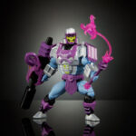 MEGATRON ARMOR SKELETOR MASTERS OF THE UNIVERSE X TRANSFOTMERS. Masters of the Universe y Transformers, dos icónicas marcas de figuras de acción de los 80, se unen para dar vida a una emocionante y nostálgica colaboración. Los personajes clave de Transformers se reinterpretan al estilo eterniano, y los de Masters of the Universe se interpretan al estilo de Transformers. Estos juguetes MOTU Origins, a escala de 14 cm, cuentan con 16 puntos de articulación y detalles de lujo con armadura, accesorios y partes modulares. Incluye un minicómic crossover para contextualizar la historia. Estos juguetes son imprescindibles para los fans nostálgicos de Transformers y MOTU. Cada figura se vende por separado y está sujeta a disponibilidad. Los colores y la decoración pueden variar. Por un lado Masters of the Universe es una popular franquicia de medios creada por Mattel, que narra los diversos conflictos entre He-Man y el malvado Skeletor. La franquicia se ambienta en el planeta ficticio Eternia, donde se encuentran una variedad de personajes coloridos que participan en la batalla constante entre los dos bandos. Masters of the Universe se hizo famosa gracias a una serie de líneas de juguetes exitosas, que aún hoy son codiciadas por los coleccionistas, y a varias series de televisión animadas y películas que expandieron el alcance de la franquicia a un público más amplio. Y por el otro lado tenemos Transformers es una franquicia ampliamente conocida que se ha expandido a diversos formatos, como películas y series animadas de televisión. Transformers se centra en varios robots capaces de transformarse de vehículos o máquinas comunes en robots humanoides que luchan entre sí. El segmento de juguetes y artículos coleccionables de la franquicia, extraordinariamente exitoso, sigue siendo muy codiciado tanto por niños como por coleccionistas desde su lanzamiento en la década de 1980.